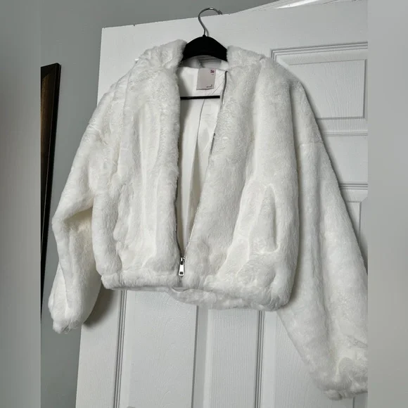**Beautiful White Faux Fur Small Hooded Zipper Jacket** - Picture 4 of 7